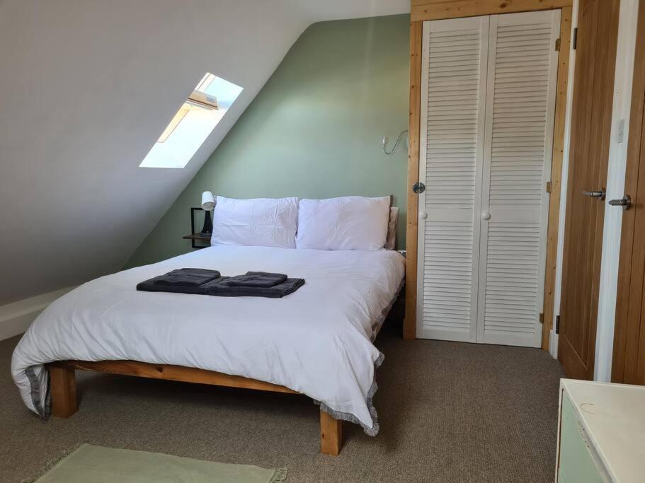 6 En-suite Bedrooms; Garden; Driveway;pet Friendly